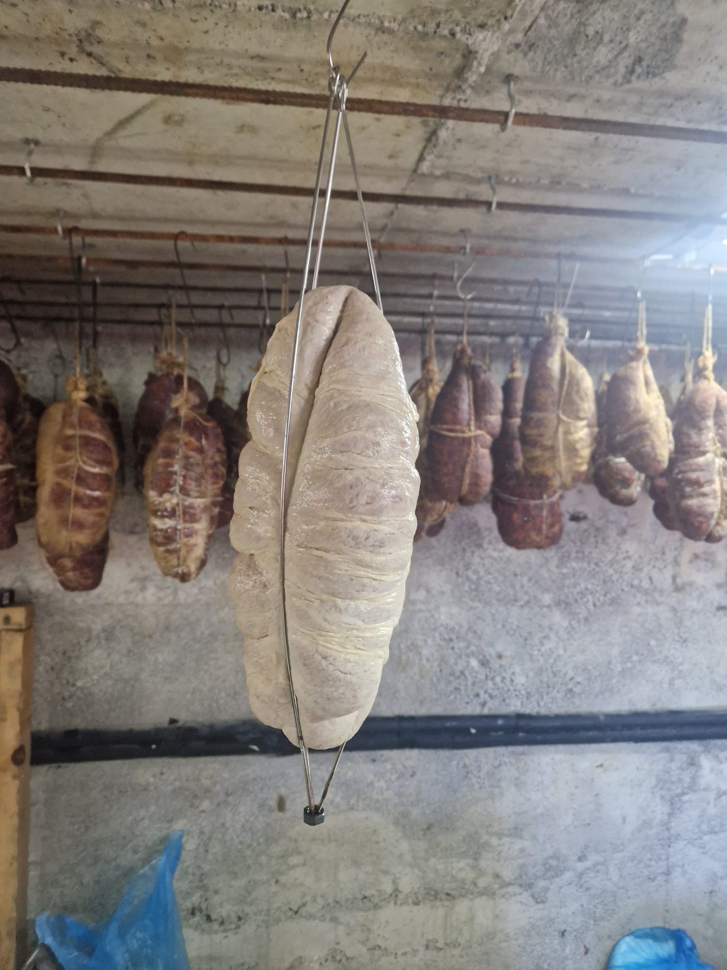 Kulen na vješalu u pušnici