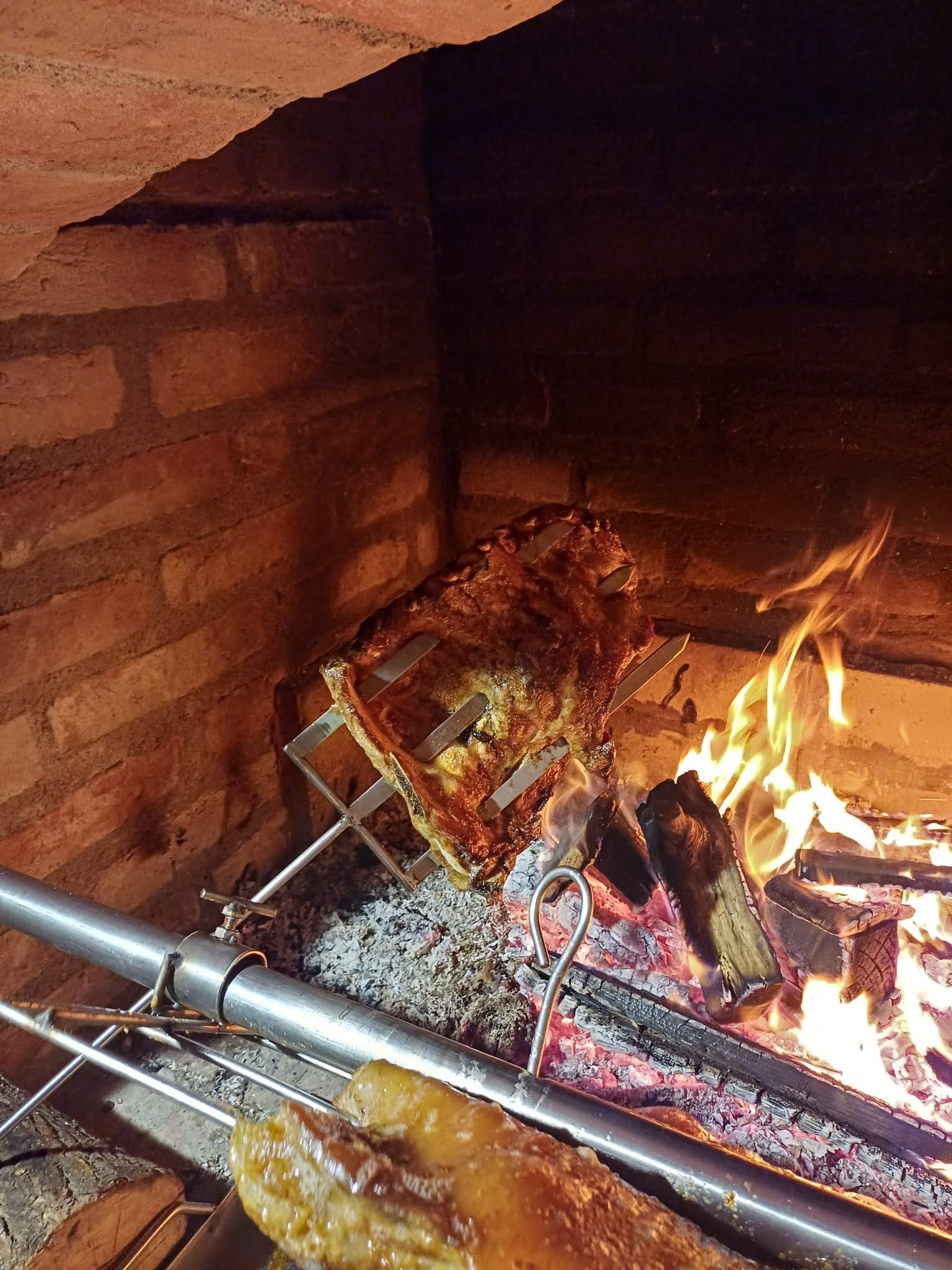 Pečenje mesa uz otvorenu vatru