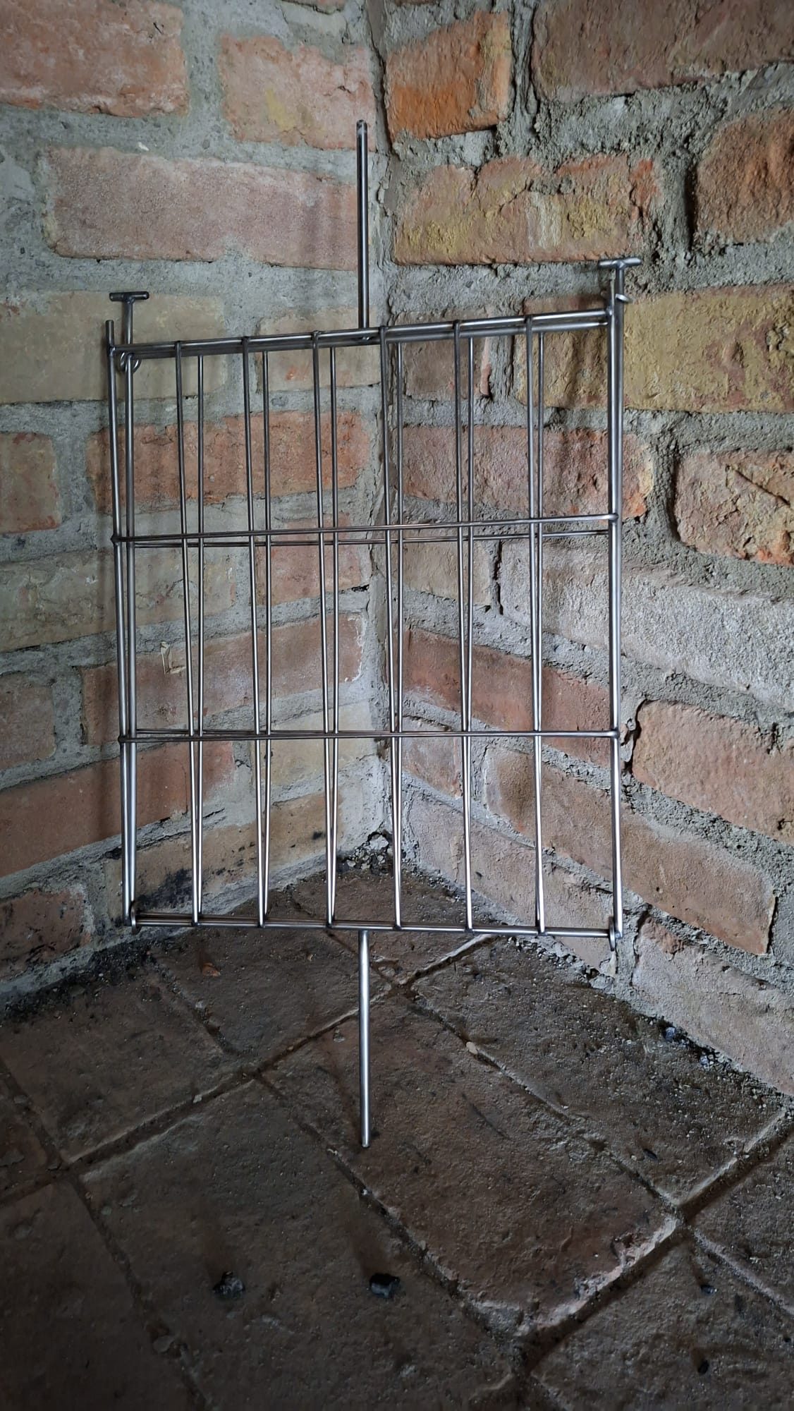 Uspravna rešetka za pečenje ribe