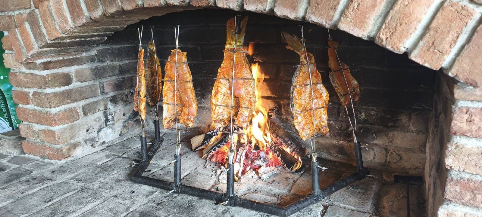 Pečenje ribe na rašljama oko vatre