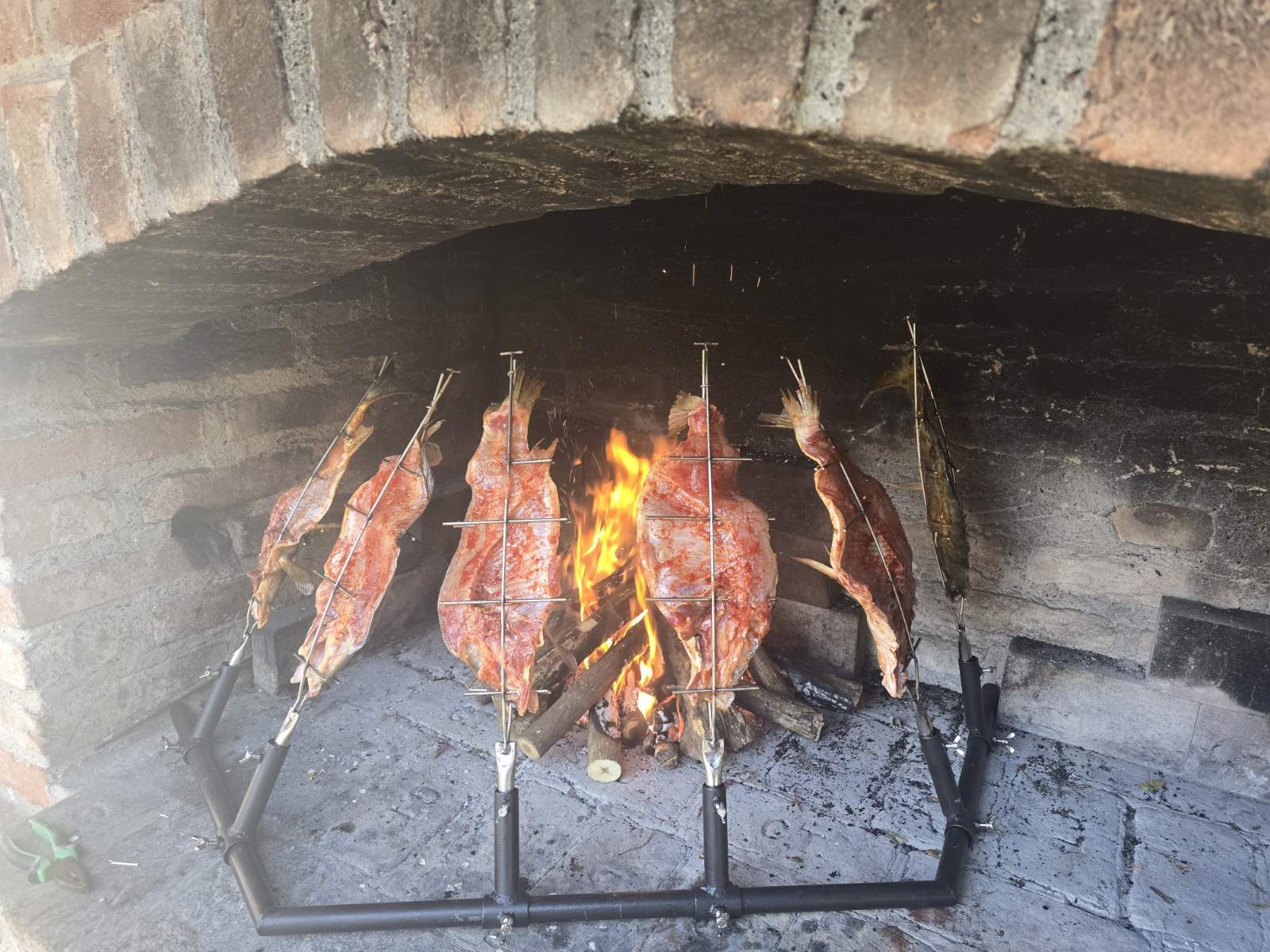 Ribe na rašljama uz otvorenu vatru